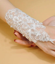 Load image into Gallery viewer, SHORT LACE GLOVES
